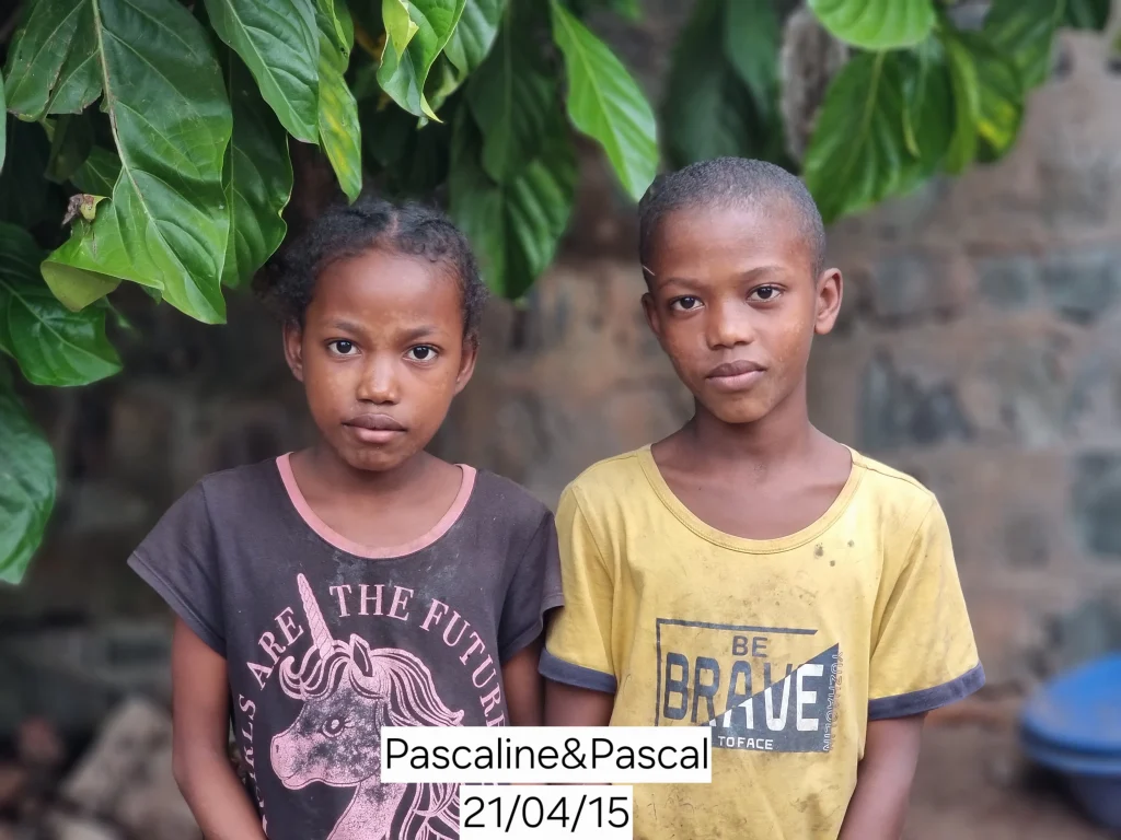 Twin children and mothers of the AMEJ association, Mananjary
