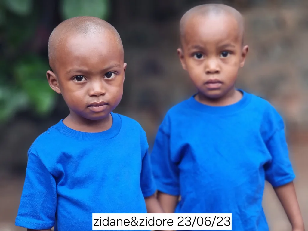 Twin children and mothers of the AMEJ association, Mananjary