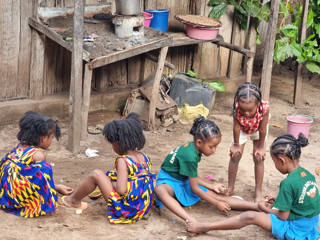 Twin children and mothers of the AMEJ association, Mananjary