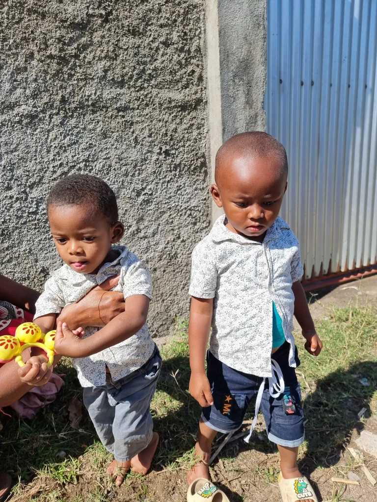 Twin children and mothers of the AMEJ association, Mananjary
