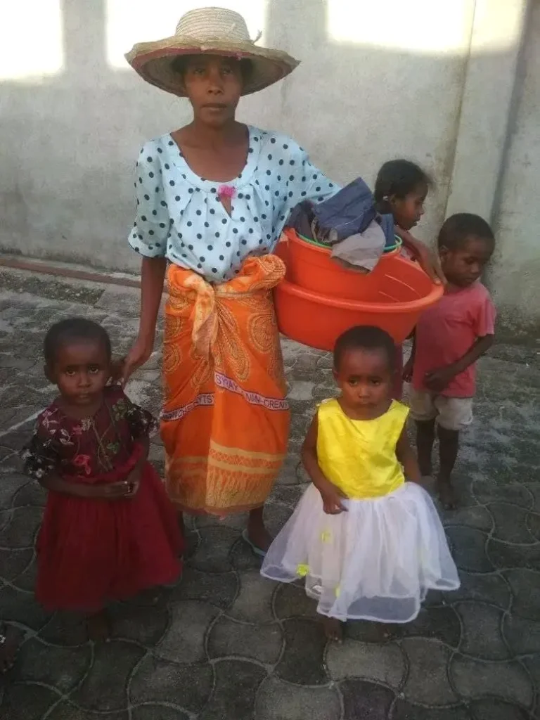 Twin children and mothers of the AMEJ association, Mananjary