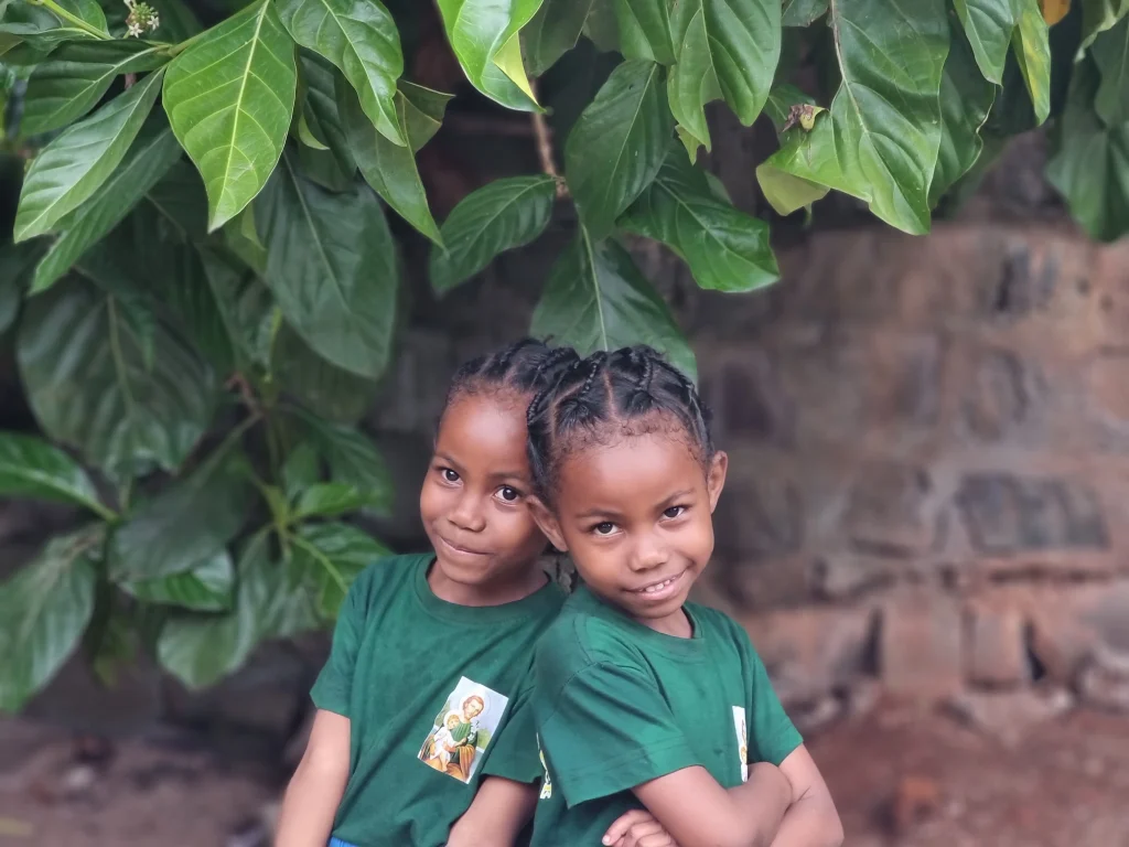 Twin children and mothers of the AMEJ association, Mananjary